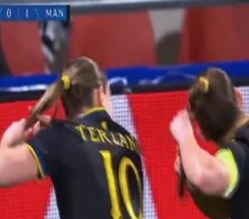 调侃蓄发哥，曼联女足进球后做出“剪头发”的庆祝动作