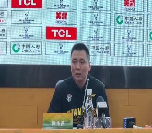 上海夺冠！卢伟谈外援状态调整+小将锻炼，洛夫顿强调努力团结！