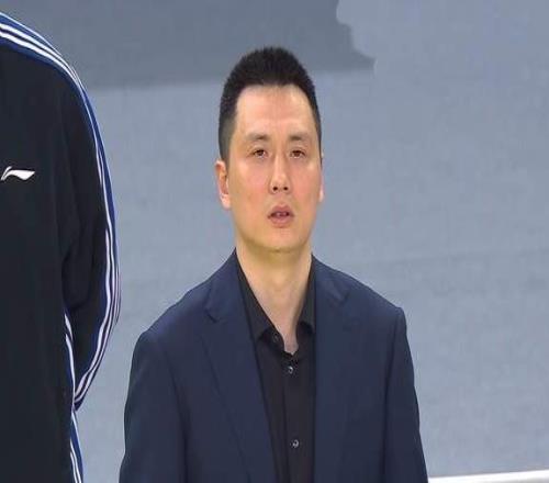 卫冕杯赛冠军，上海男篮20分大胜偰李永炜18+8山西男篮罚下6人