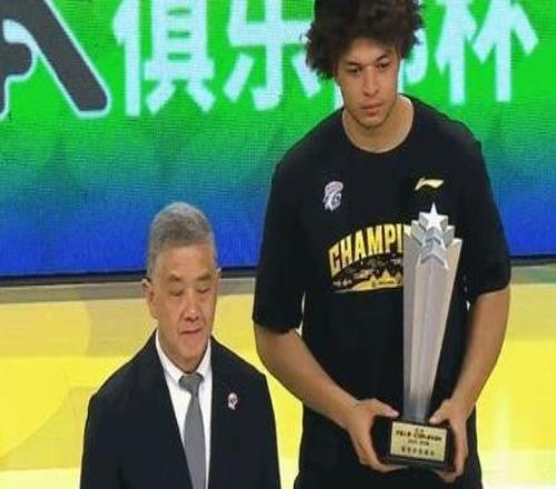 上海男篮卫冕CBA杯冠军引热议！山西6人犯满离场洛夫顿获MVP