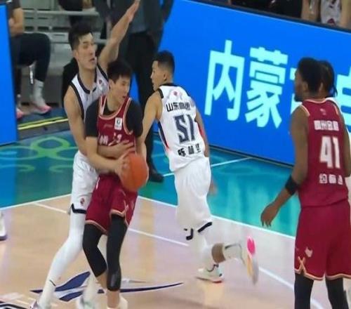 李悦洲登场9分钟4犯规惹争议媒体人：在一队得虚心一点光耍帅不行