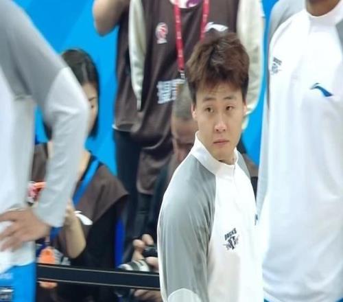 CBA官方：赵睿因在社交媒体发表不当言论，被停赛三场罚款五万