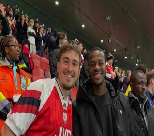 布伦特福德前锋瓦塔拉现身酋长球场，见证了枪手击败勒沃库森