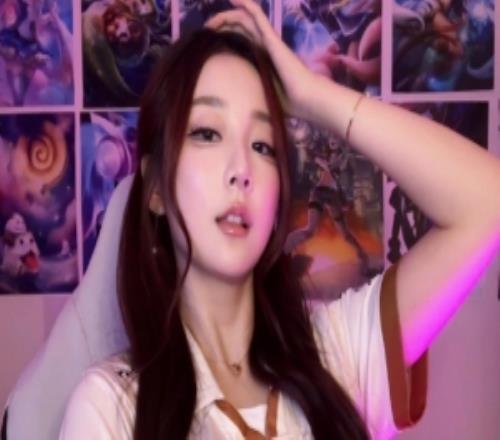 Hanssama女友Kitty发文：恭喜BLG夺冠每位选手都辛苦了