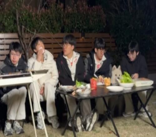 AL分享队员团建照片：老师再强调一遍，上课不要吃东西