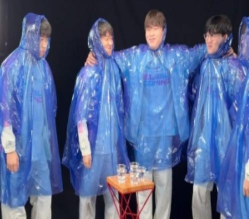 BLG发布视频：不要笑挑战花絮当你赢下世界赛时