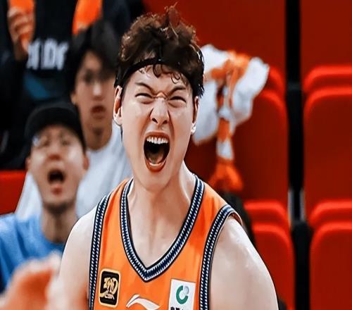 上海还好签了白边！王哲林状态断崖式下滑，洛夫顿隐患太大了！