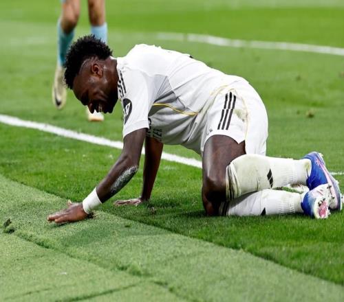 伯纳乌“公敌”！维尼修斯被狂嘘整场，西媒：球迷的愤怒达到极致