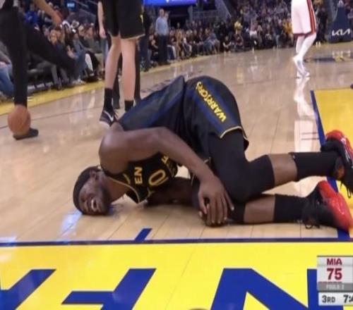 勇士官宣：巴特勒右膝受伤痛苦倒地退赛被搀扶离场无奈咧嘴笑