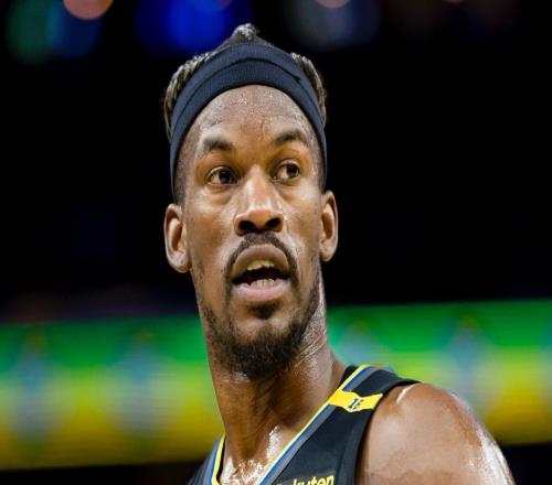 噩梦！巴特勒膝盖扭伤，被队友搀扶回更