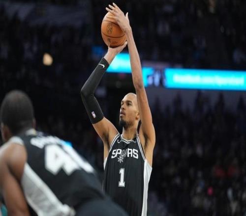 过于超模，文班26分钟18中10爆砍33分10板2断2帽，三分12中7