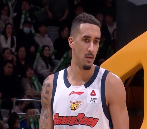 破案了！奎因扣篮后，点解怒吼对手原因