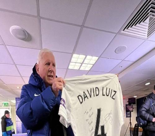 大卫路易斯送签名球衣给退休员工，后者为切尔西工作了56年