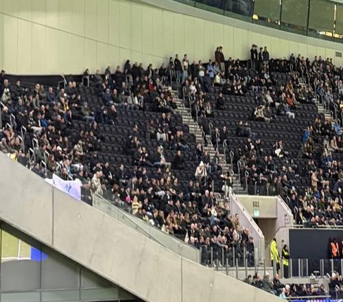 现场球迷减少，电讯报：热刺的豪华主场