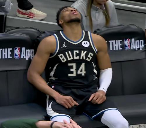 字母哥太惨了！摆烂消极比赛想被交易