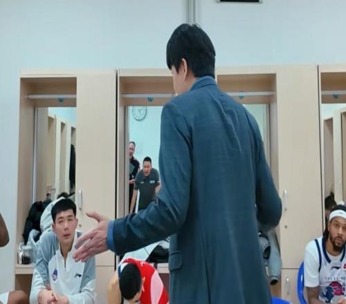 胜辽宁更衣室！邱彪与全队击掌庆祝，讲