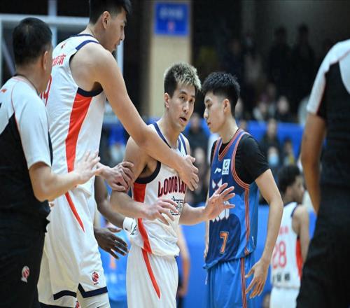 16分3助攻！郭艾伦王者归来，被徐昕拖