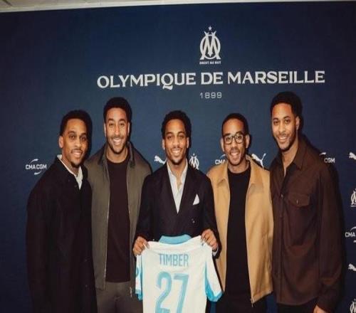 这能分清阿森纳后卫廷贝尔参加了他兄弟昆滕签约马赛的仪式