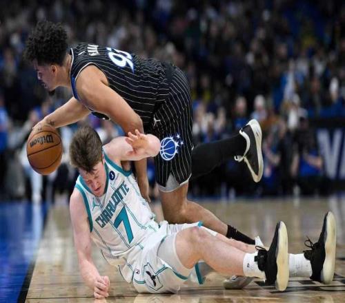 大爆冷！黄蜂8人上双27分大胜魔术三