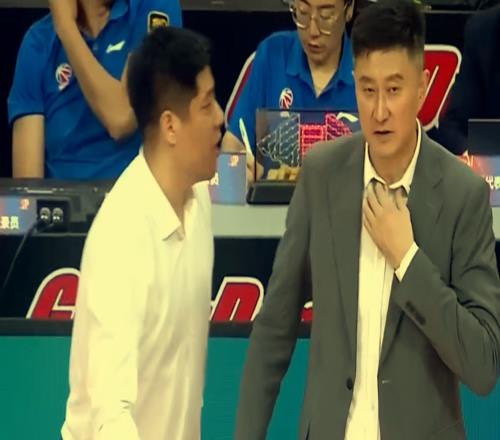 晋粤二番战糟点不断！杜锋赢球却公开诉苦，潘江的回应超级高水平