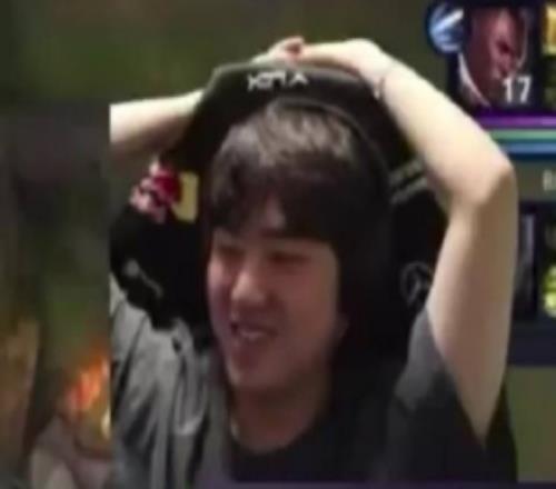 T1vsBFX逗乐Bang：怎么比赛都一模一样啊！这帮人疯了吧