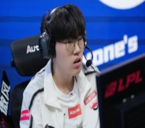 Kael：因为有几名选手感冒了，所以我们要调整好我们的健康