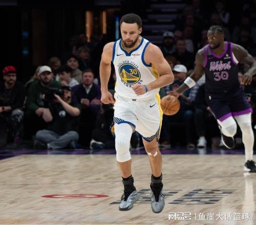 勇士大胜！库里26+7提前离场，华子32分