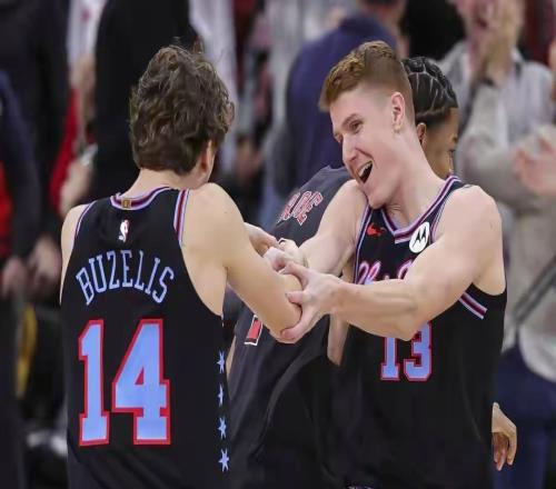 科比怀特22分1板7助NBA常规赛公牛1