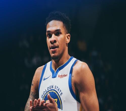 场下双手举天狂欢！库里已5连胜华子迎里程碑亲承计划出战背靠背