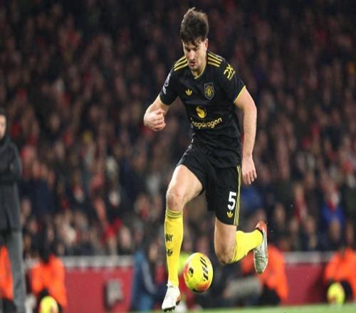 曼联击败阿森纳，马奎尔防守中扛起阿森纳球员引发争议