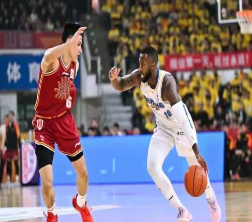 过分了!顶级强队输球输人,主场球迷向球员吐口水,CBA要重罚