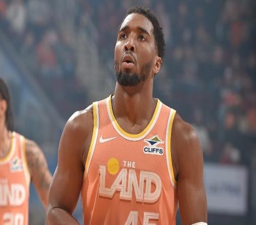 米切尔45分骑士逆转双杀魔术4连胜班凯罗空砍37+10