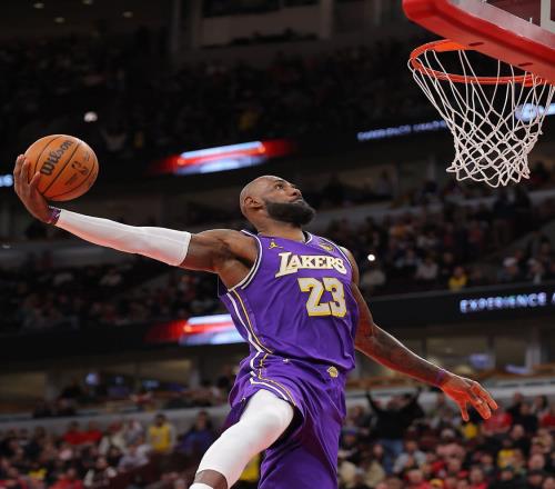 詹姆斯半场才2个罚球！还被粗鲁犯规！