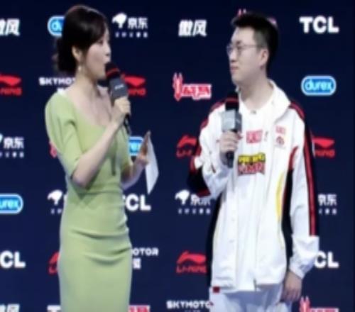 赛后采访Xiaohu：上海的桌子比较宽我能把显示器推的后面一点