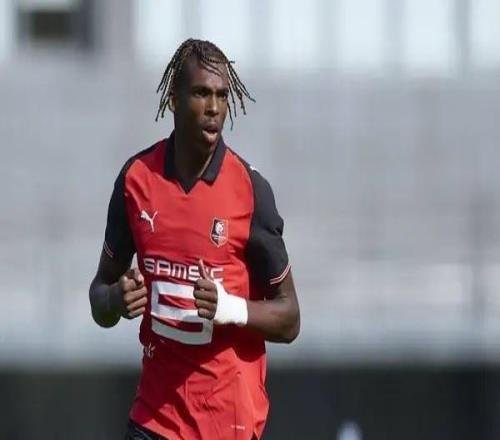 记者：利物浦正在就夏窗引进雅凯进行谈判，切尔西也在谈