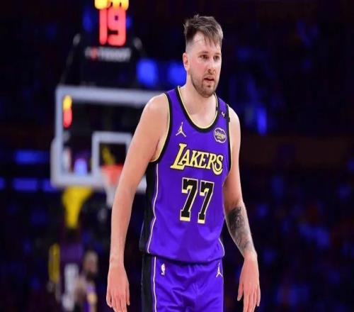 湖人惨败尼克斯！双核轰52分喜忧参半，艾顿无球权，防守真拉胯！