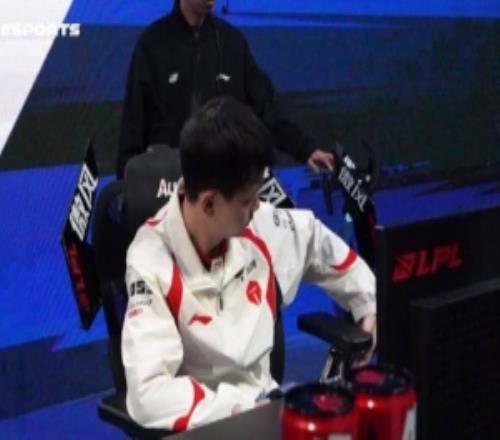 TES发布对阵ALiGWBGBLG赛场VLOG：前行必有曙光，哥几个加油！