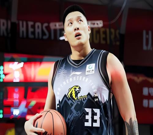 广东旧将立功了！72平生死时刻抢到前场篮板打中2分，掀翻广厦队