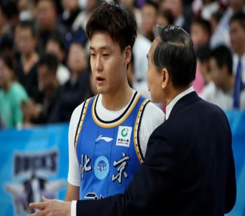 北京首钢二连败跌至第7，赵睿怒怼球迷，随后发文道歉