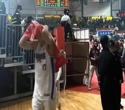 孙铭徽回家乡疑似被吉林安保辱骂家人球员通道内理论引关注