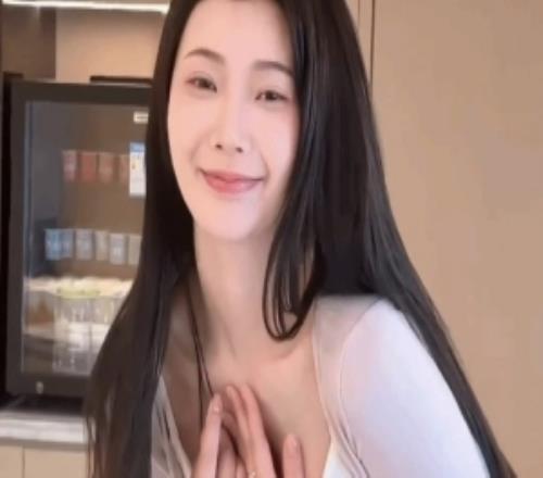 傲人身材数值拉满“浩浩妈”王星辰发布纯欲风新视频！