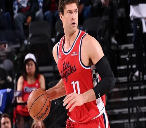 防守端又一次被打爆了，快船真的应该谨慎使用这位内线老将