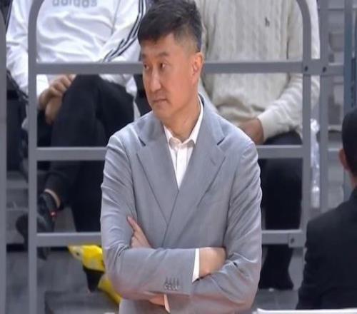 杜锋：开局挖了一个大坑，几个球员没人防守情况下投不中非常可惜