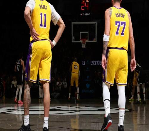 湖人16分大胜篮网！里夫斯复出三巨合砍64分詹姆斯25+7各种暴扣