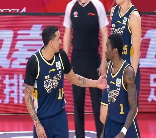 恭喜杜锋！广东残阵打爆上海男篮，朱芳雨押宝2米18新大外援