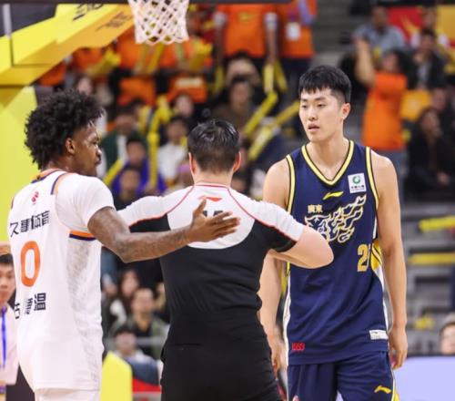 21分钟得3分，场均1.7分1.1板，球迷：只要你上就知道杜锋不想赢