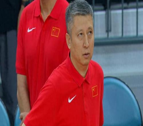 郭士强霸气！其他主帅不敢用的人被他招入中国男篮上演草根逆袭