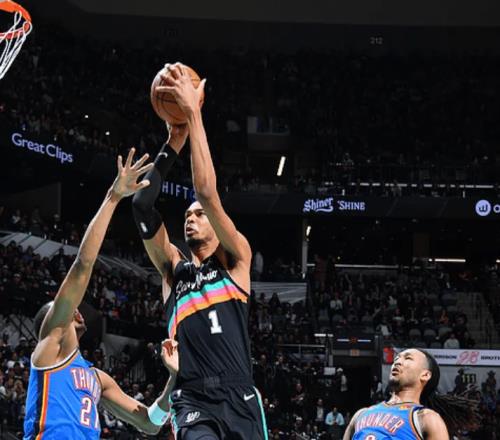 马刺四杀雷霆！文班轰22+14，凯尔登创队史第2神迹，冠军有悬念了