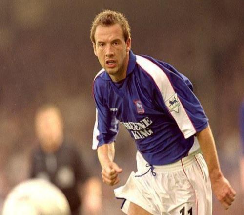 英超流星还是励志典范，27岁踢英超处子赛季拿银靴，50岁对抗病魔