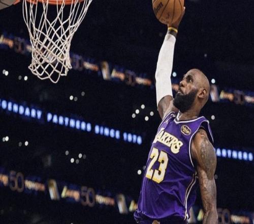 超越斯托克顿，詹姆斯成为NBA历史单场助攻上双的最年长球员